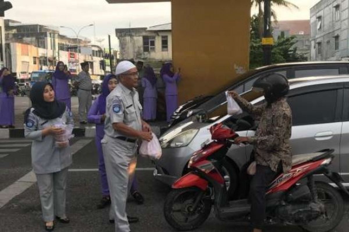 Jasa Raharja Bagikan Paket Makanan dan Minuman pada Pos Pengamanan di Pekanbaru