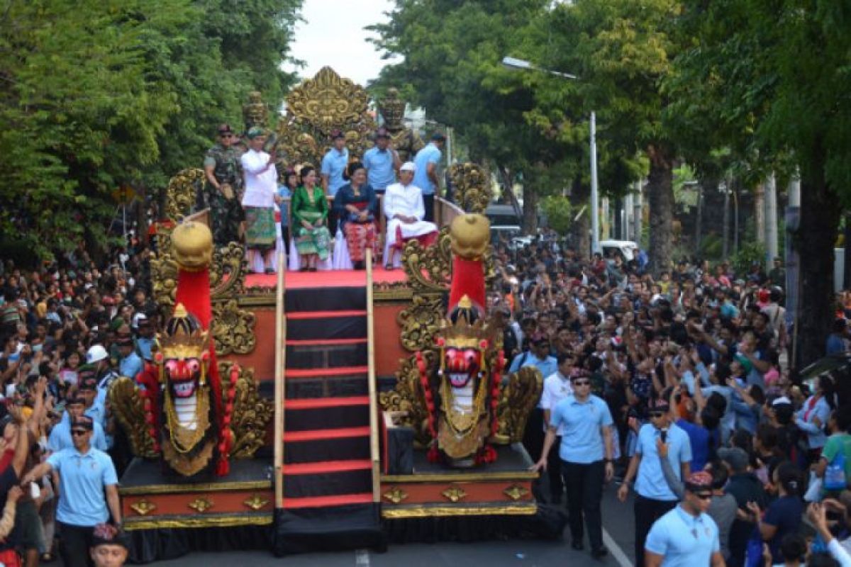 Presiden Jokowi bagi-bagi buku di pawai Pesta Kesenian Bali