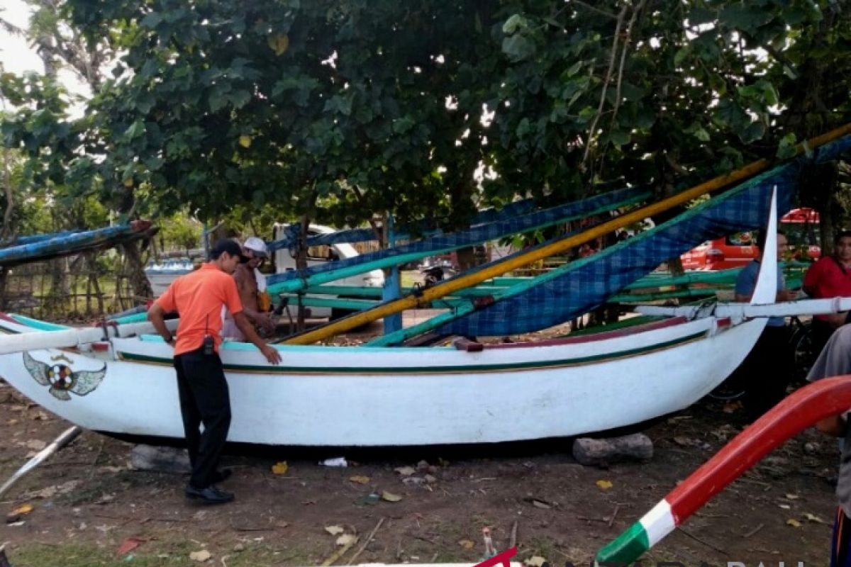 Tiga nelayan Jembrana nyaris tenggelam dihantam ombak