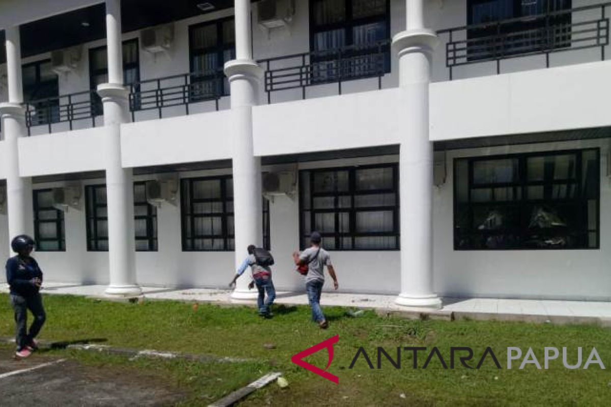 Massa merusakkan kantor Disdik Mimika