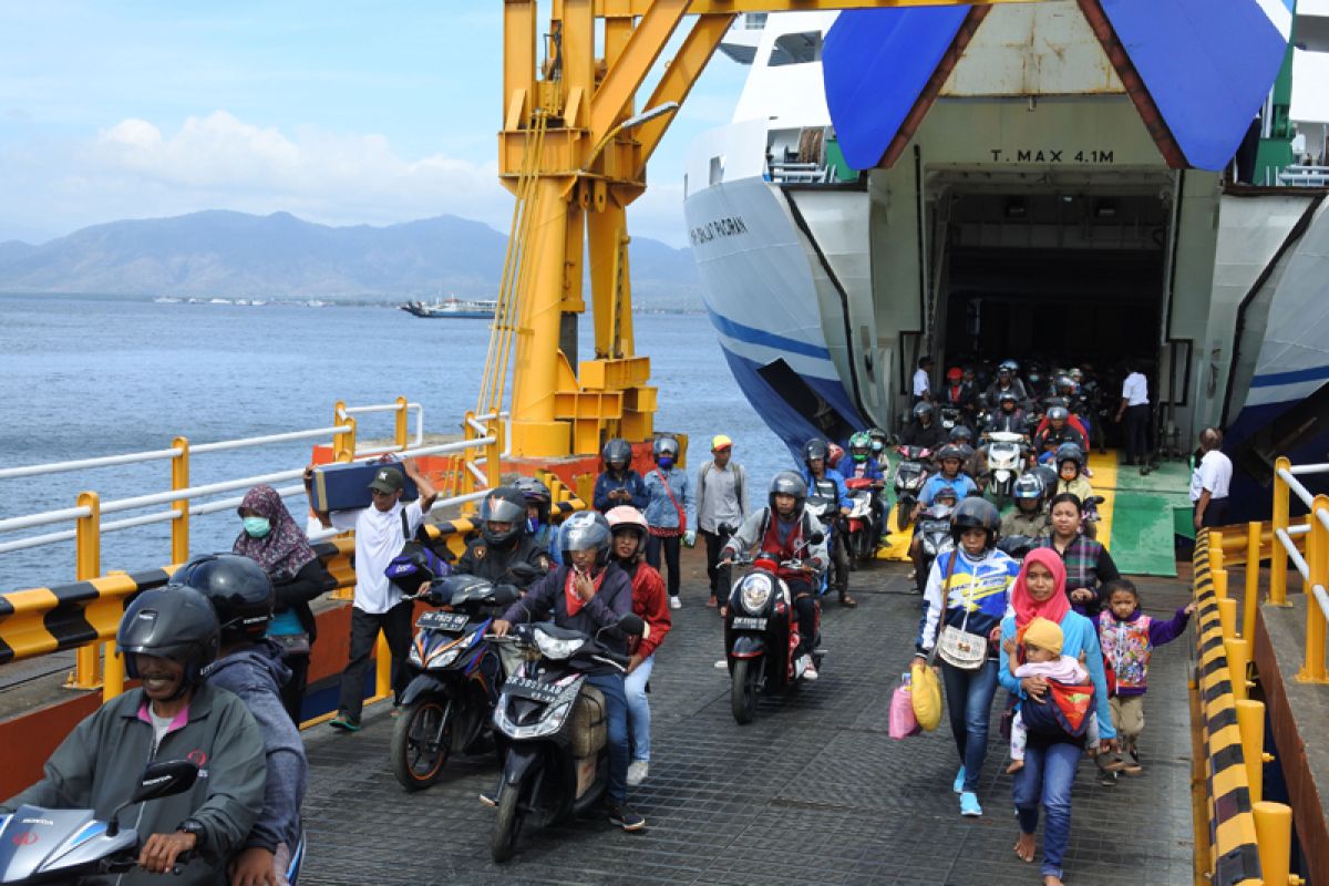 Angin dan gelombang penyeberangan Selat Bali meningkat