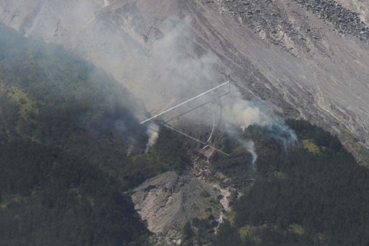 Forest on Mt  Merapi's slope catches fire