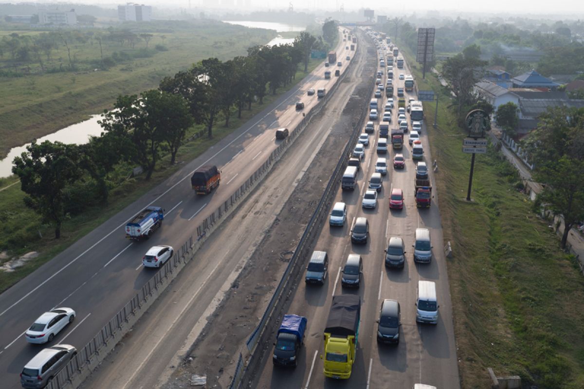 Contraflow diberlakukan di tol Jakarta-Cikampek