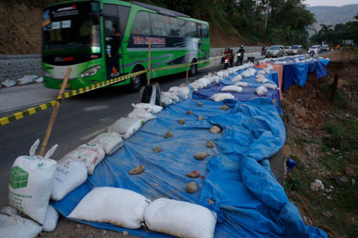 BPBD Trenggalek kerahkan alat berat normalisasi dampak longsor