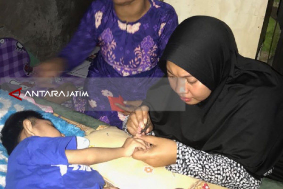 Legislator Kunjungi Anak Penderita Gizi Buruk di Surabaya