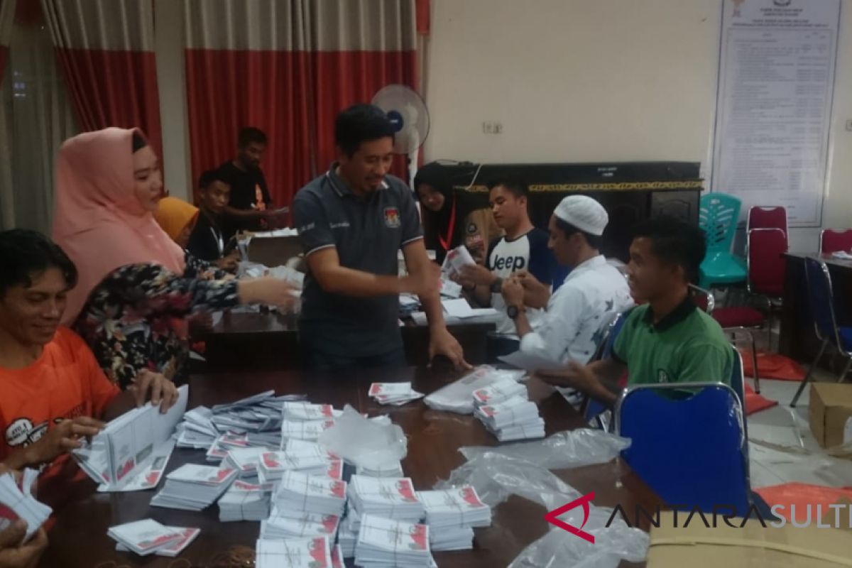 KPU Konawe libatkan buruh harian lipat surat suara