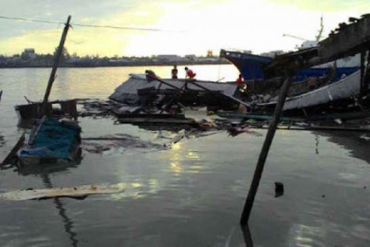 Lagi Longsor di Inhil, 2 Rumah di Bantaran Sungai Rusak dan Hanyut