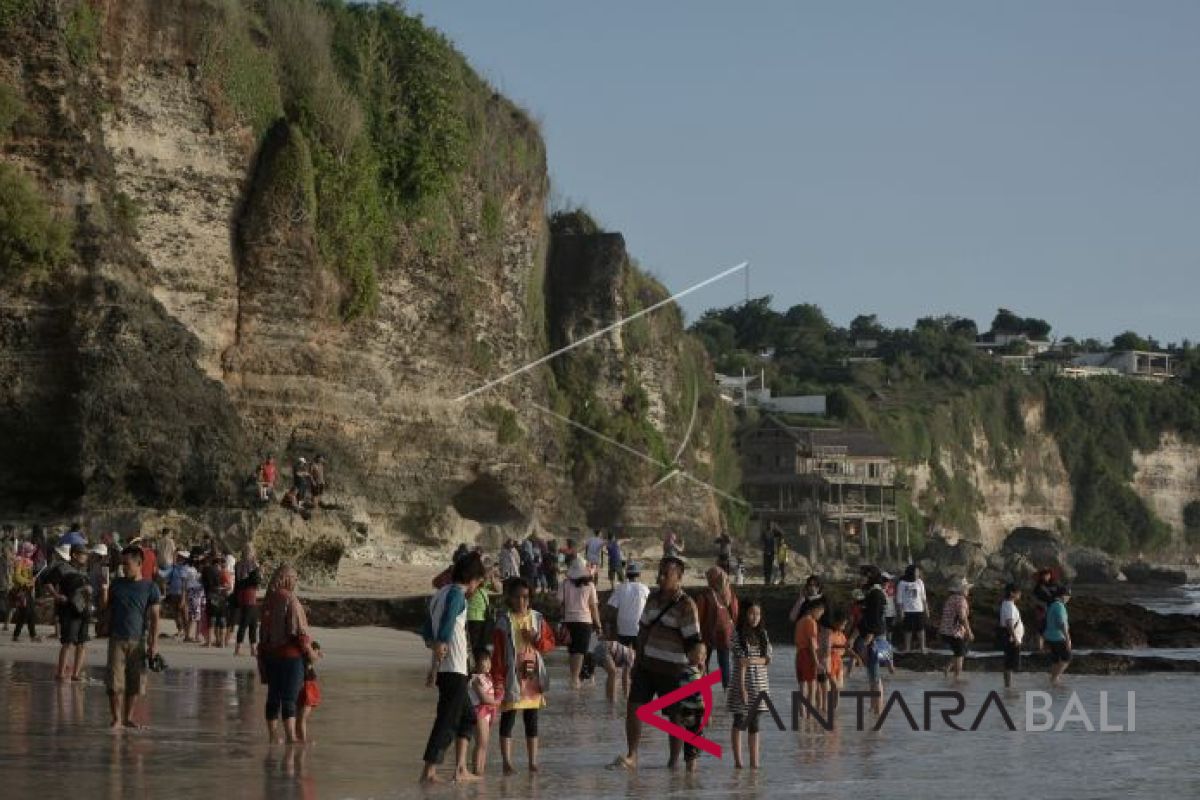 Libur Lebaran, wisatawan ramai kunjungi pantai Dreamland