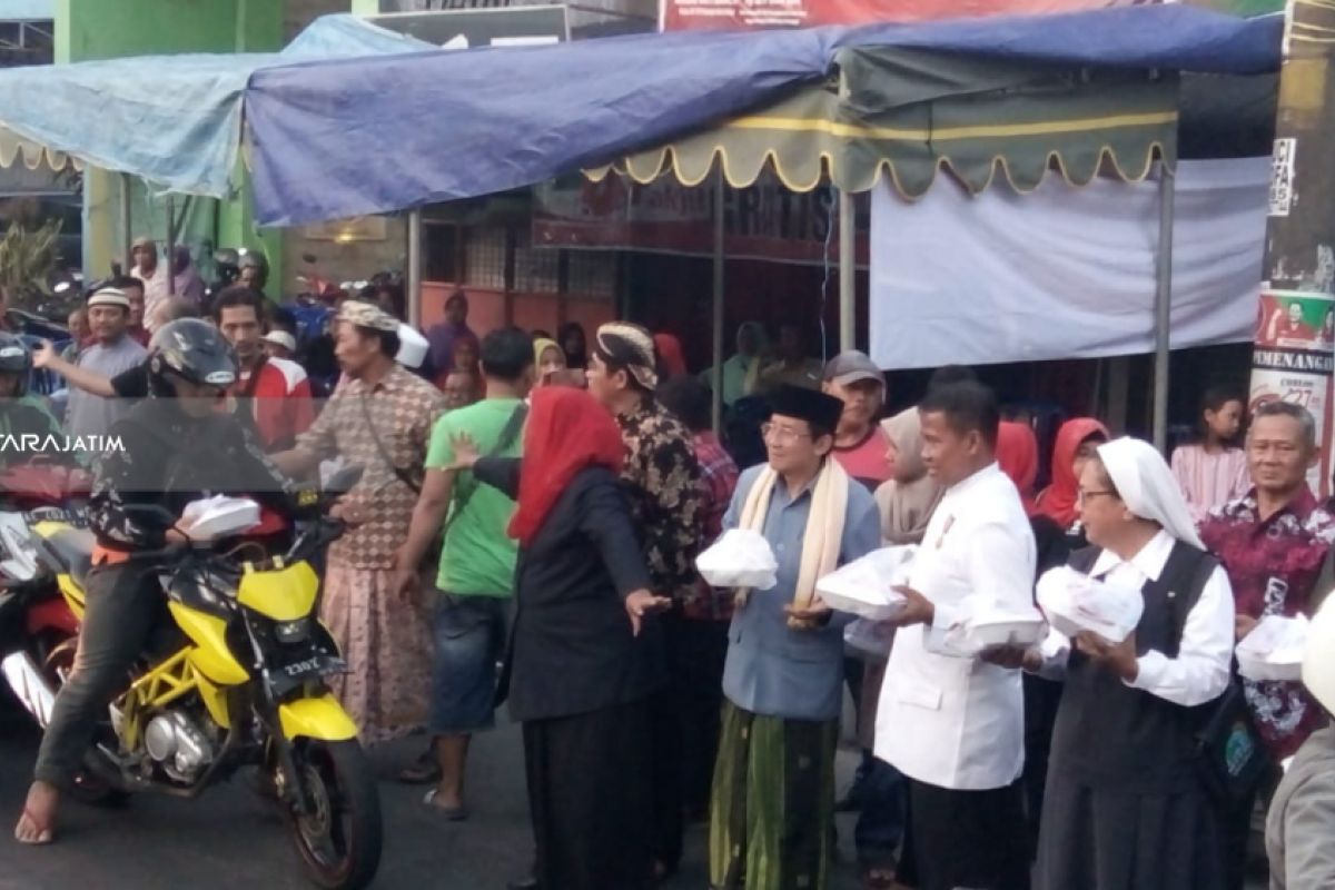 Lima Pemuka Agama di Surabaya Ikut Bagi-Bagi Takjil Selama Ramadhan