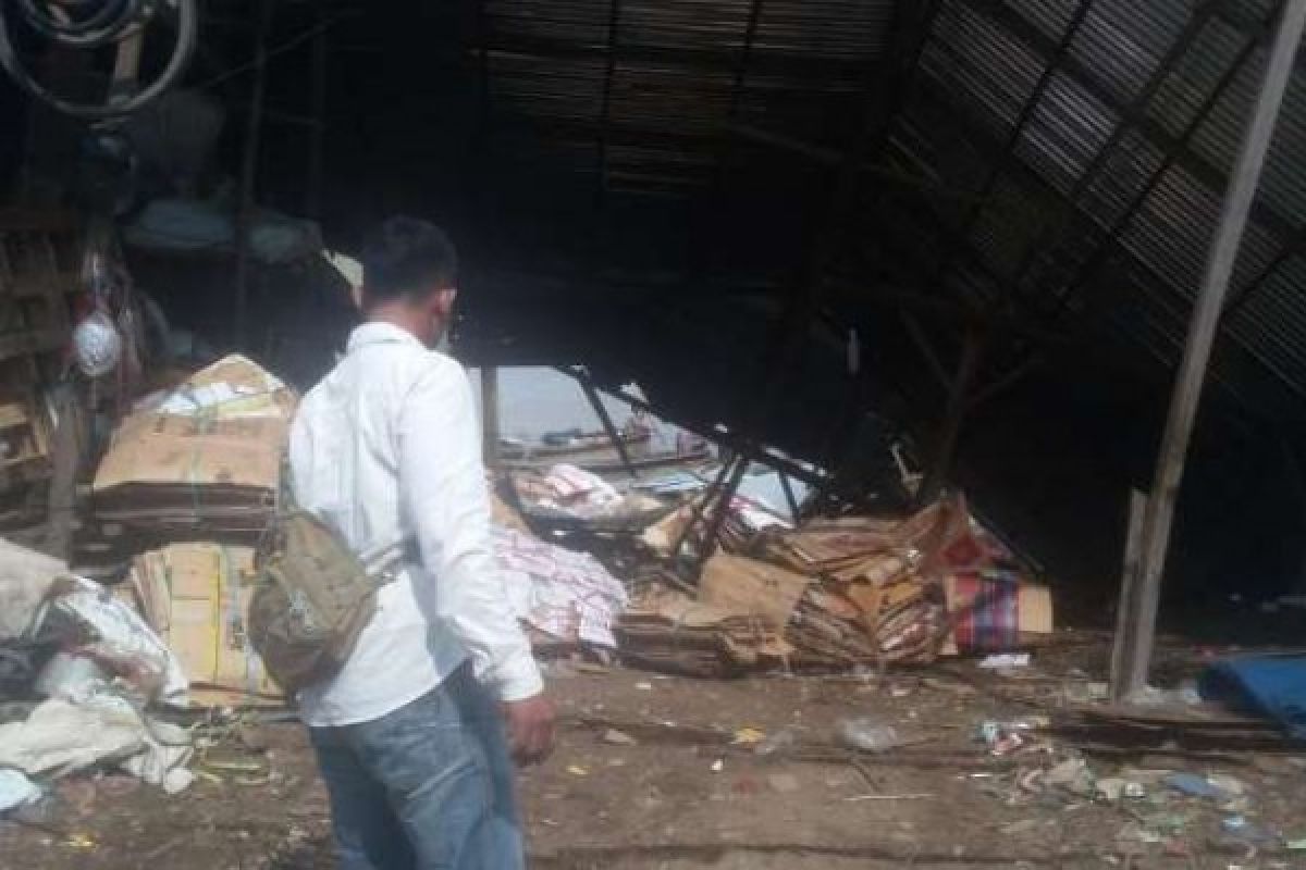 Longsor di Tembilahan Rusak Rumah dan Gudang Milik Warga