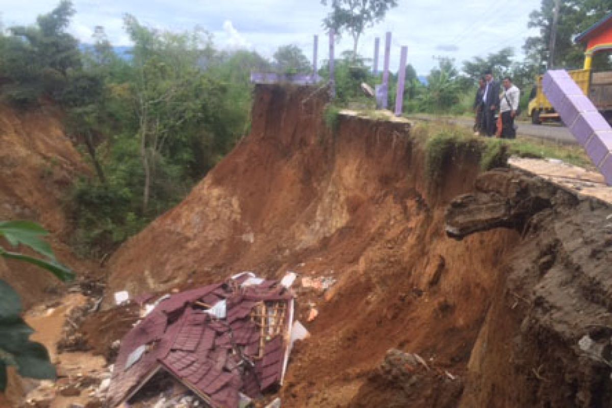 Dua rumah di Kotabaru terkena tanah longsor