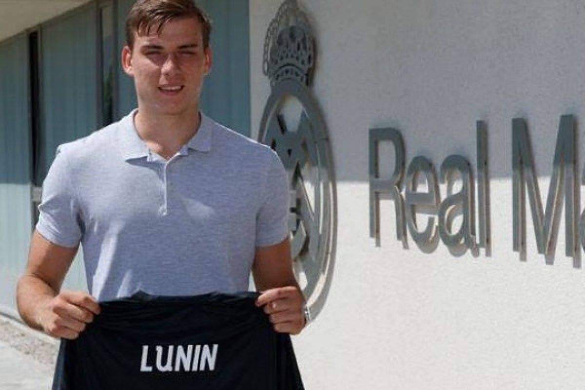 Real Madrid dikabarkan siap menjual kiper Andri Lunin