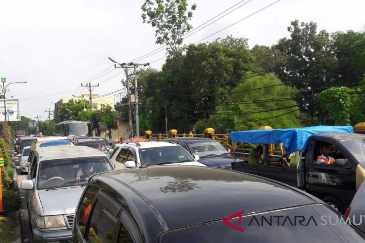 Jalan Lintas Sumatera Langkat-Aceh padat merayap