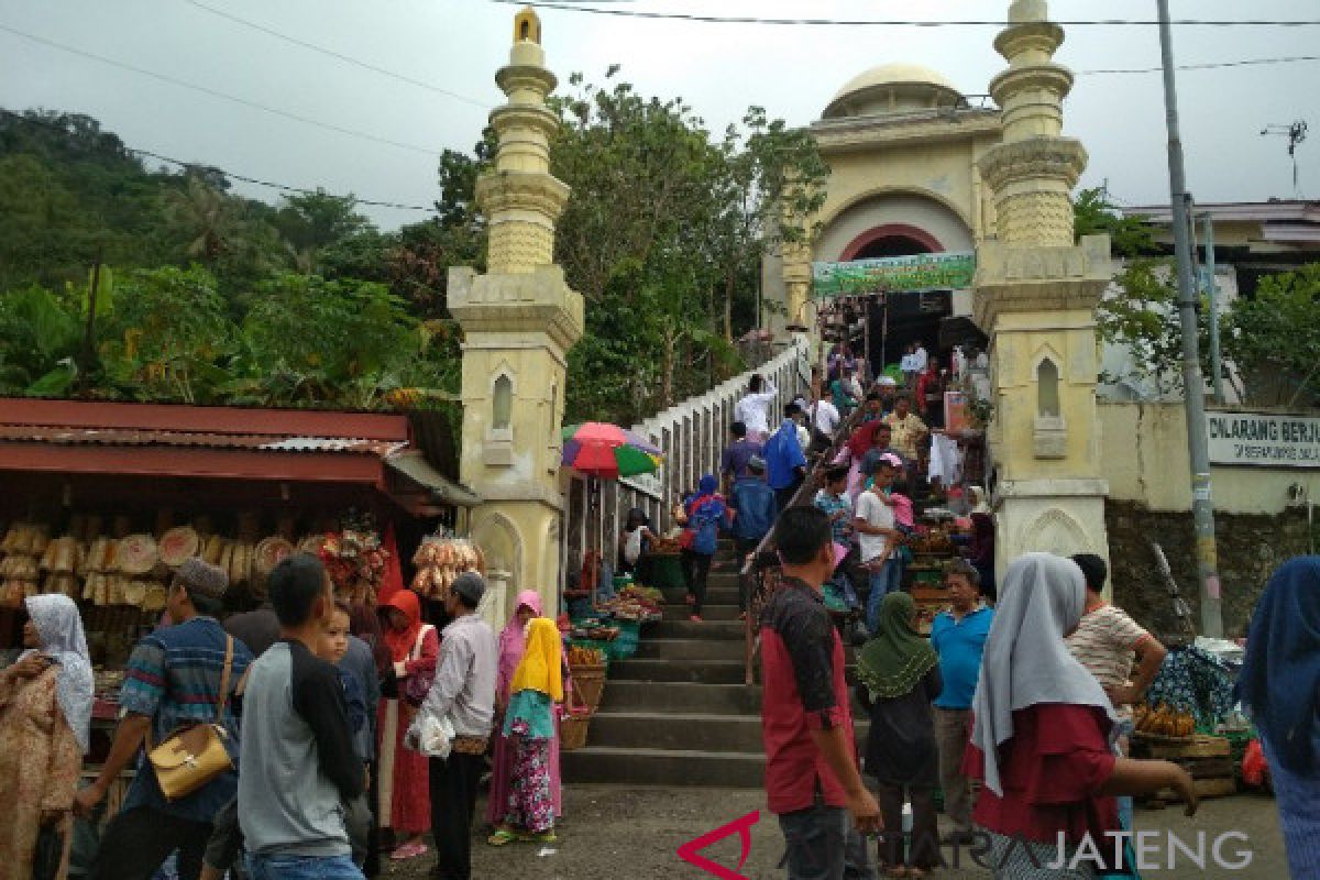 Makam Sunan Muria masih dipadati peziarah