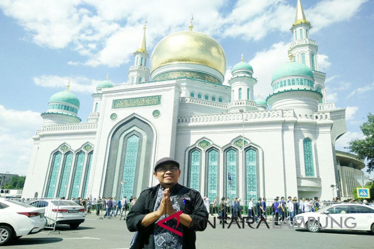 Beribadah sambil mencari Salah di Masjid Katedral Rusia