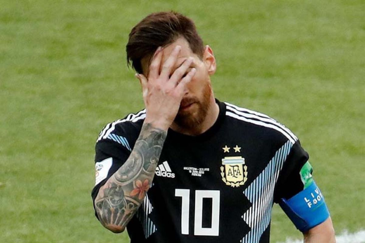 Lionel Messi absen tiga pekan karena retak pada lengan