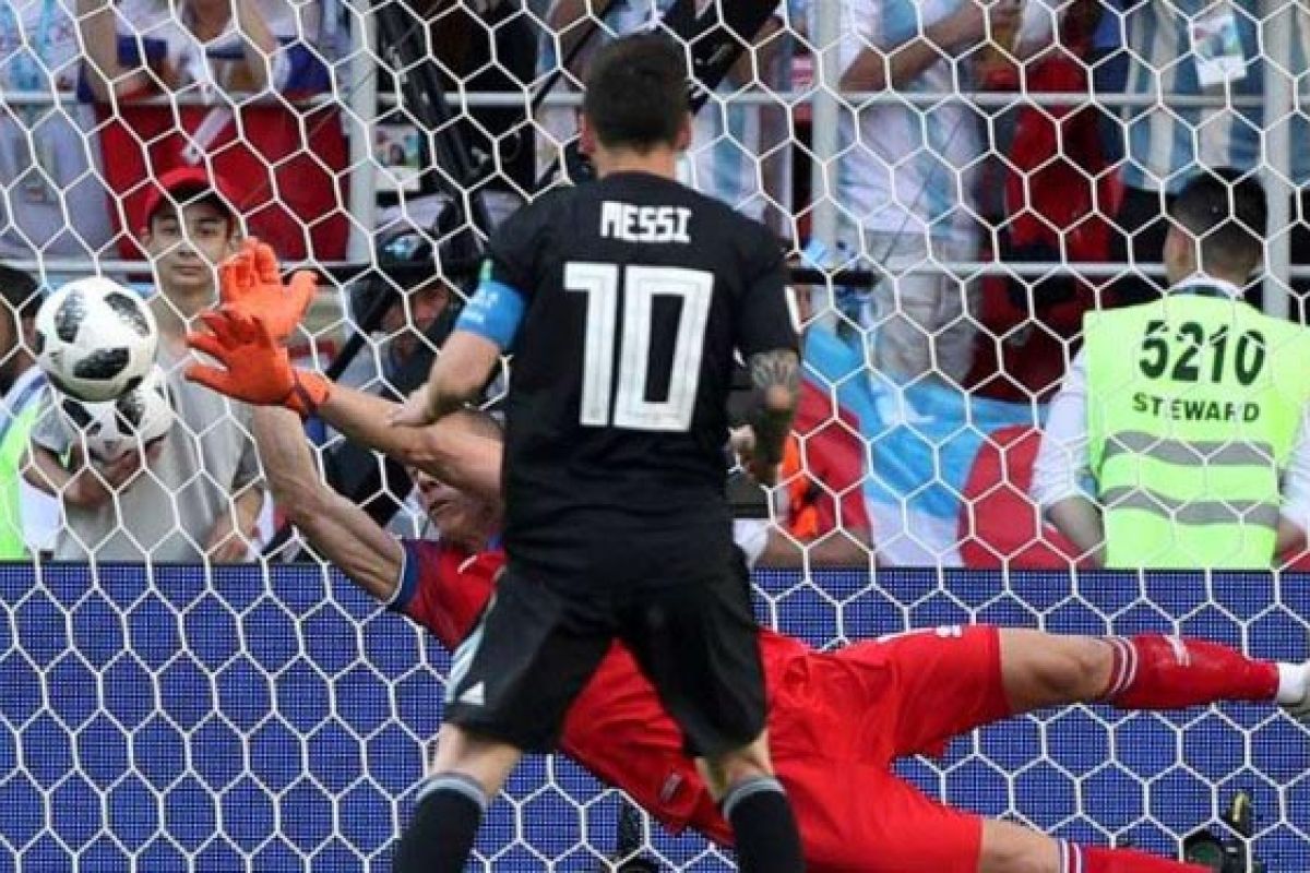 Messi gagal eksekusi penalti