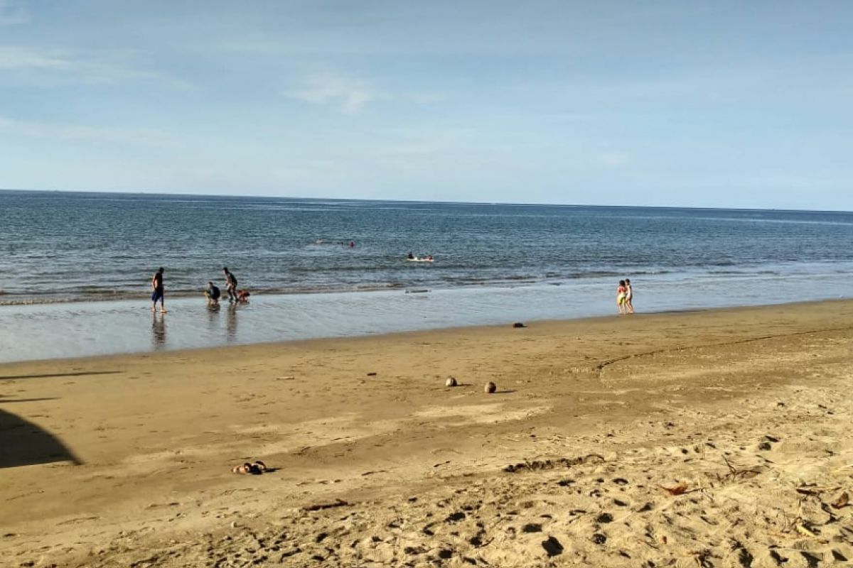 Pantai Minanga Atinggola Sepi Pengunjung