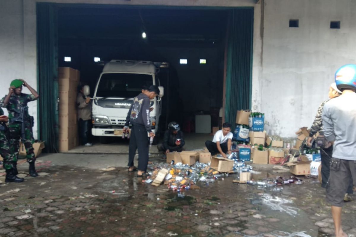 Gudang penyimpanan minuman keras di Sukabumi digerebek