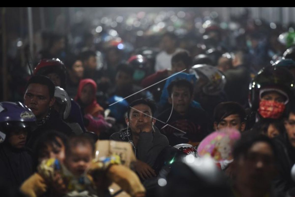 Pemudik Motor Di Merak