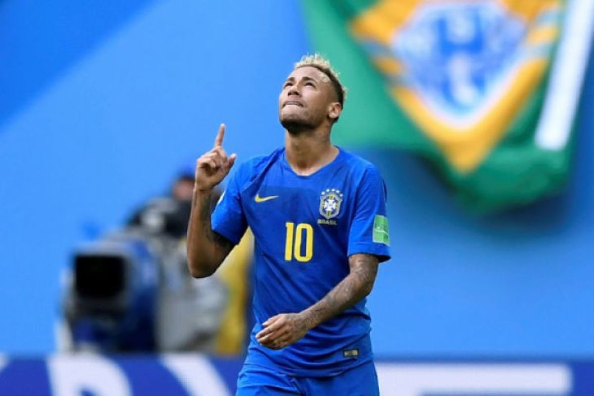 Neymar ambruk bersimpuh dan menangis pada akhir laga Brasil vs Kosta Rica