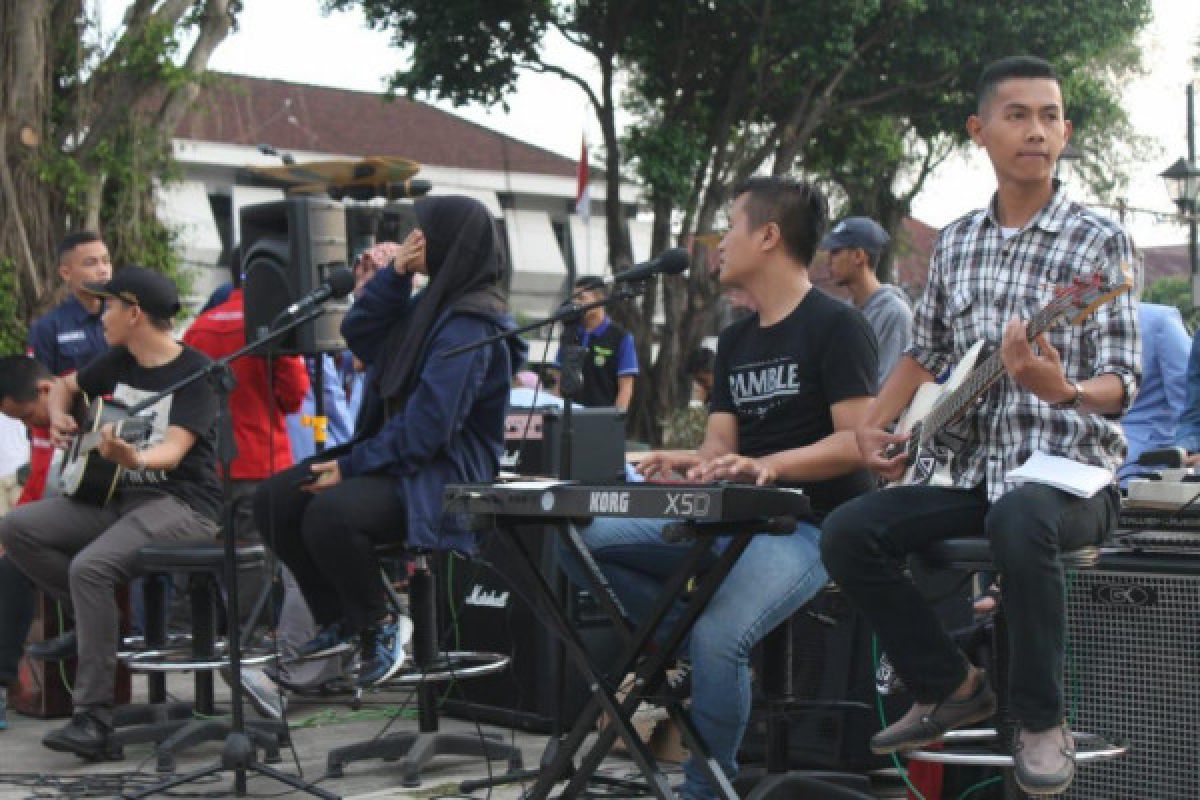 Mahasiswa STPP Magelang bagikan takjil sambil "ngeband"