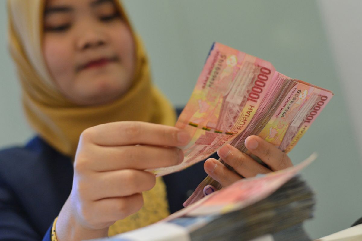 Rupiah moves lower by Rp14,908 in the morning