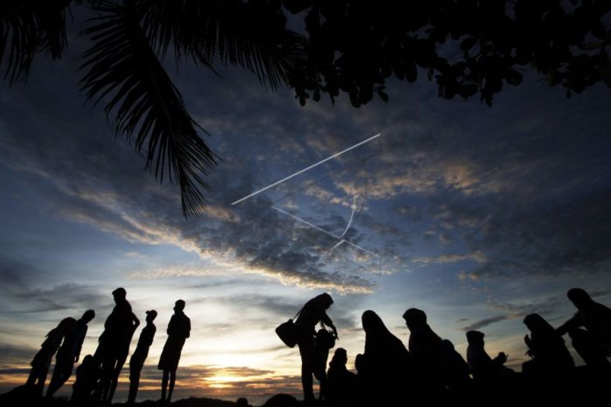 Pesona matahari terbenam di Pantai Padang