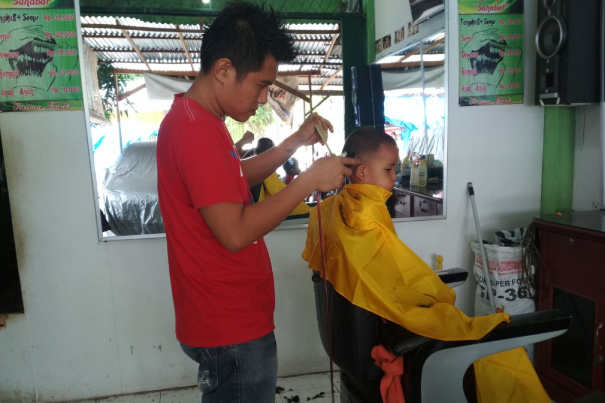 Jelang lebaran, berkah bagi tukang pangkas rambut