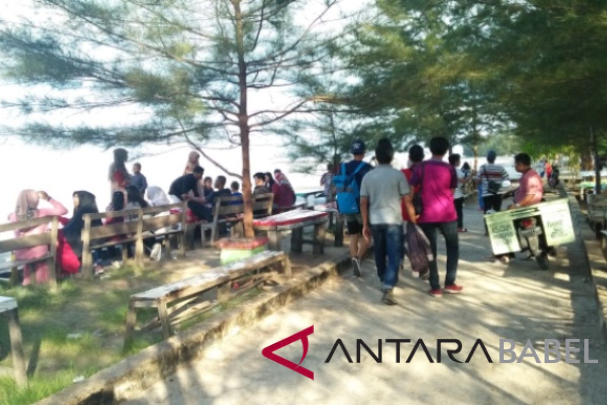 Pantai Pasir Padi ramai dikunjungi wisatawan