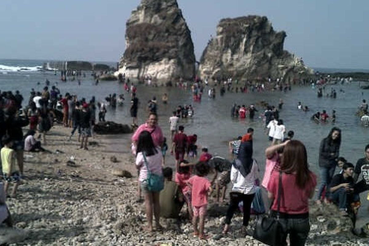 Wisatawan Pantai Sawarna Sewa Rumah Warga