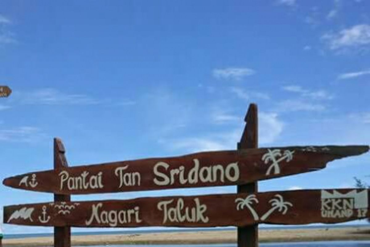 Pantai Tan Sridano Suguhkan Debus Tarik Wisatawan