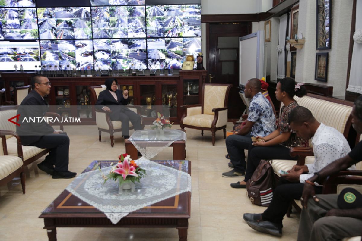 Pemuda Papua Temui Risma Ucapkan Empati Atas Musibah di Surabaya