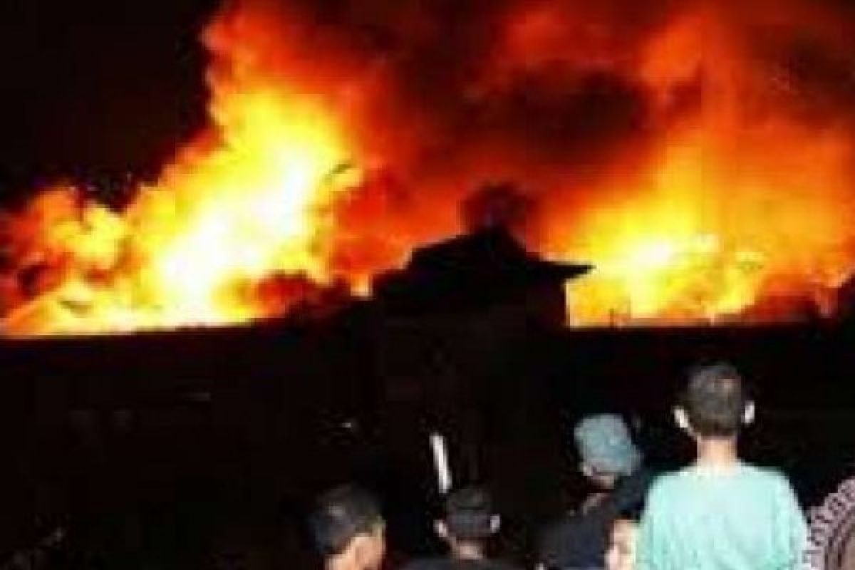 Pasar Logas Terbakar Sebelas Kios Hangus