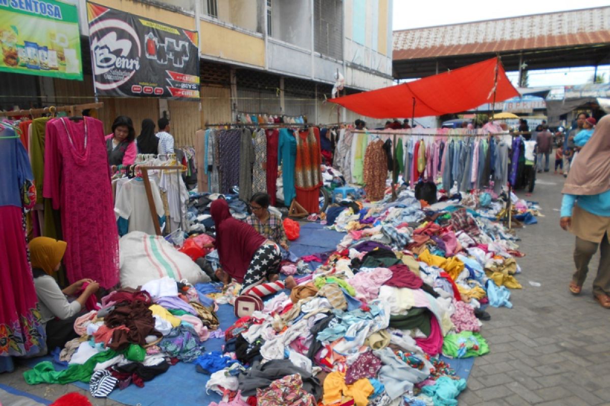 Pasar tumpah dan subuh belum normal