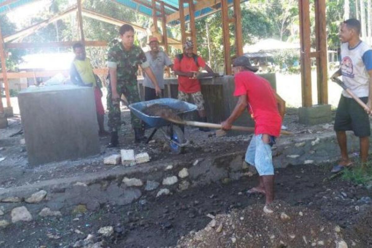 Babinsa Koramil Yapsel bantu warga bangun pasar