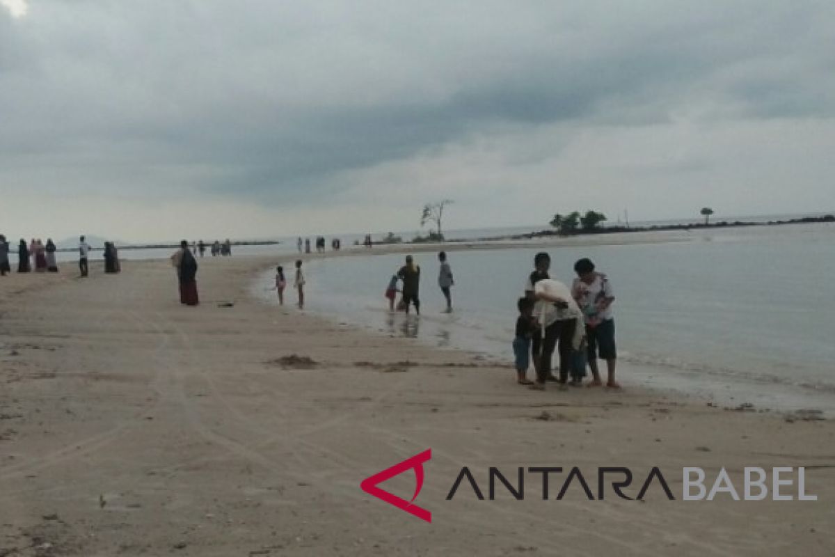 Objek wisata Pantai Pasir Padi sepi pengunjung