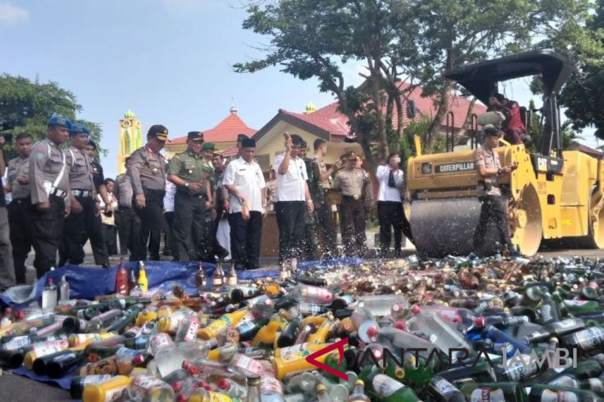 Kejari Jambi musnahkan ribuan botol minuman keras