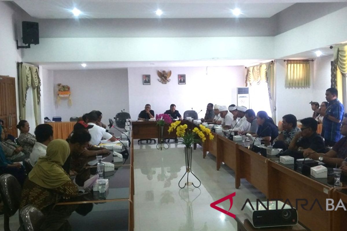 Soal pungutan, pedagang pasar mengadu ke DPRD Jembrana