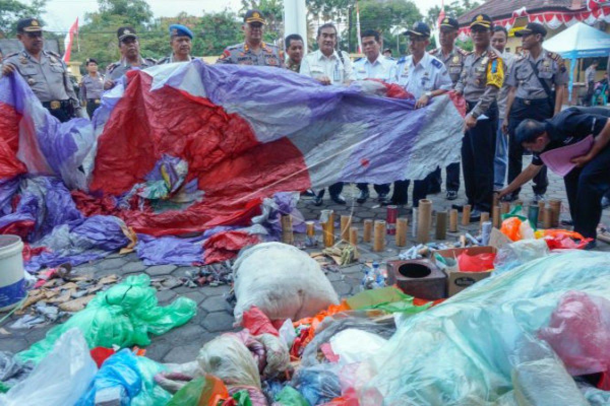 Polisi mengamankan puluhan balon udara dan petasan