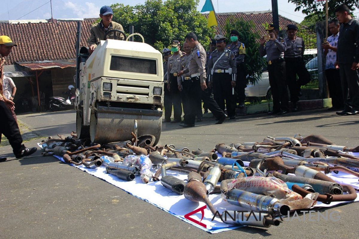 Ribuan liter miras dan 100 knalpot tak standar di Magelang dimusnahkan