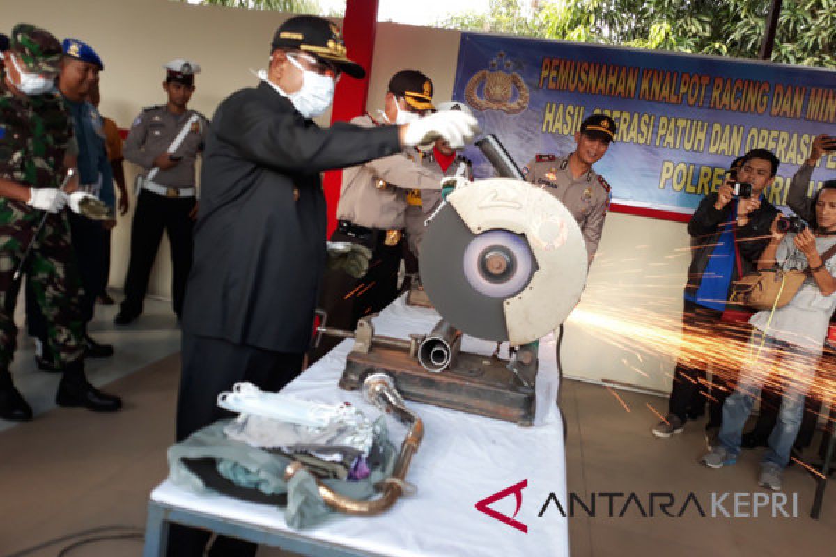 Polres Karimun musnahkan ratusan botol minuman beralkohol