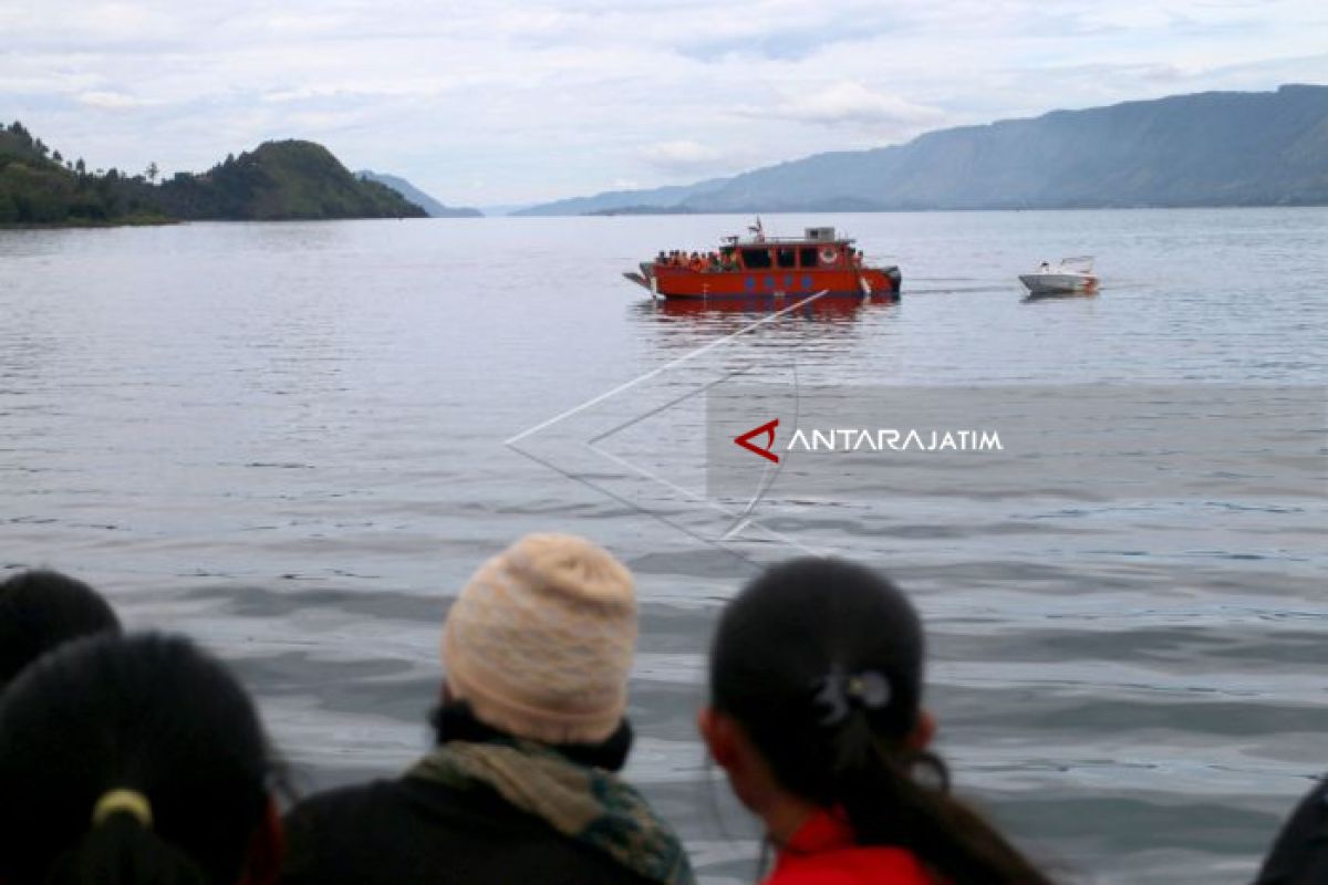 Penumpang Kapal Tenggelam Masih Berharap Keluarganya Ditemukan