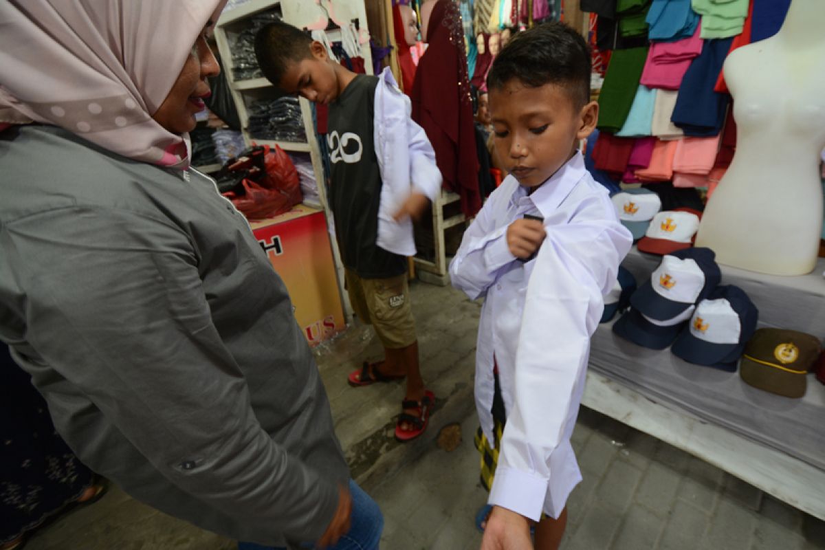 Warga Palembang ramai beli seragam sekolah