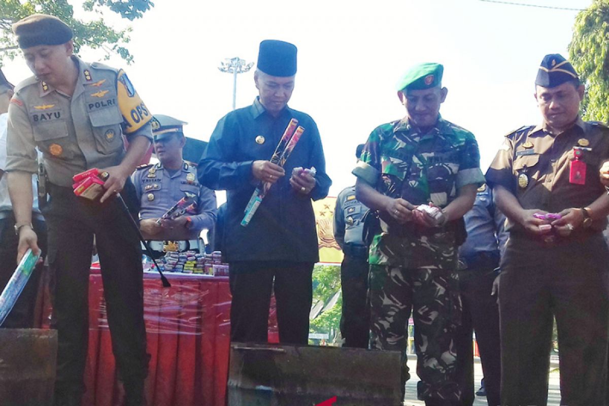 Belasan ribu petasan dimusnahkan di Tanah Datar