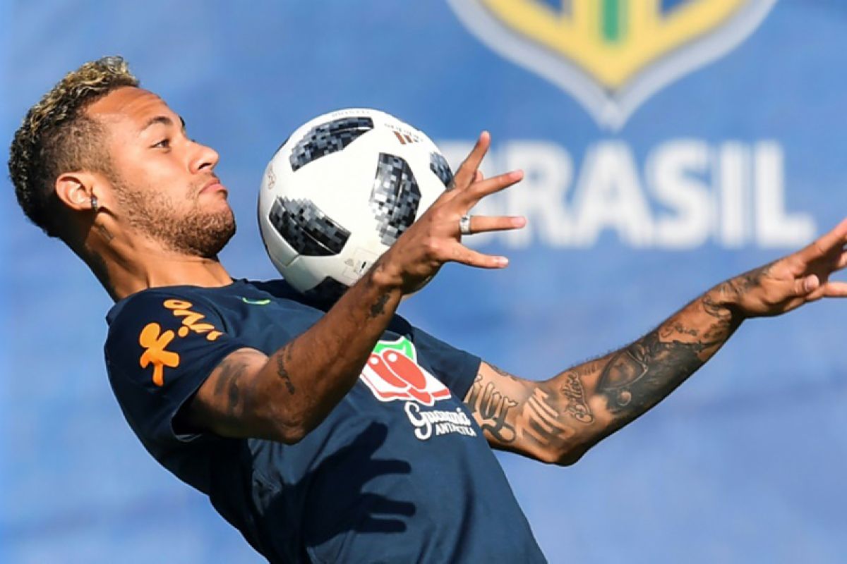 Neymar bantah rumor pindah ke Real Madrid