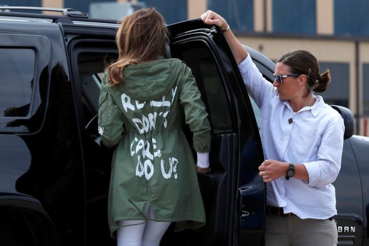 Melania Trump kenakan jaket "Saya benar-benar tak peduli"  kunjungi pusat penahanan anak