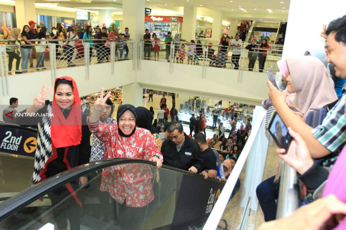 Risma-Puti Sapa Warga di Pusat Perbelanjaan Surabaya