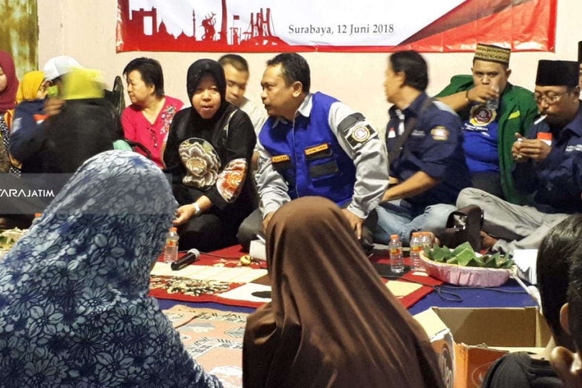 Pilkada Jatim, Risma Sahur Bersama Warga Muteran Surabaya