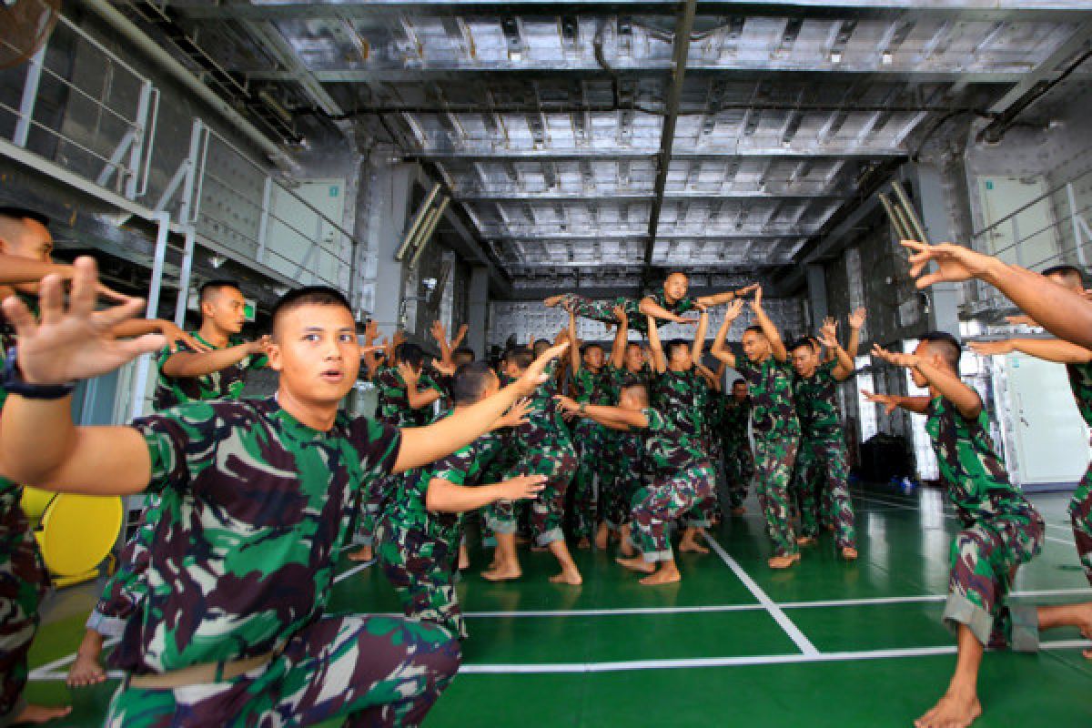 KRI Makassar tiba di Pelabuhan Pantoloan Palu